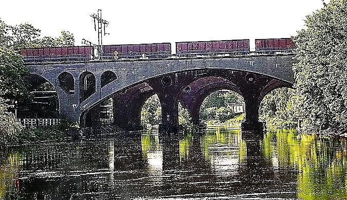 dolną krawędzią przęsła a niweletą drogi.