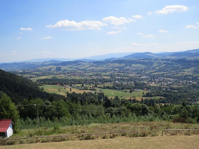 Na szczyt Miejskiej Góry prowadzą szlaki turystyczne. Obok krzyża znajdują się ławki i tablica z opisem panoramy widokowej, w sezonie letnim czynny jest bufet.