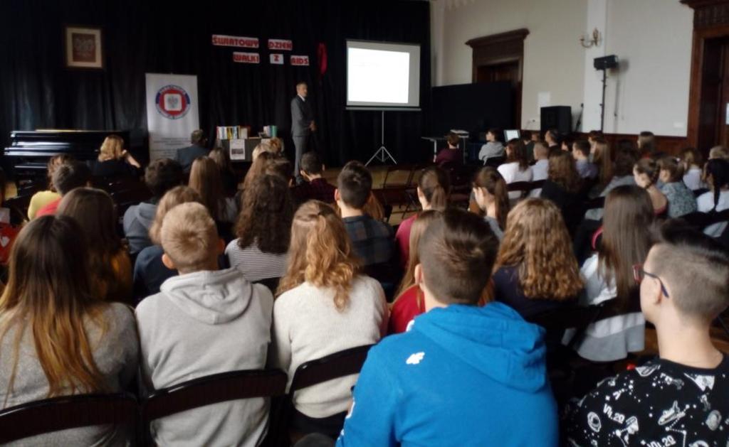 III miejsce zajął uczeń ze Szkoły Podstawowej w Wapnie, Wyróżnienie przyznano uczennicy ze Szkoły Podstawowej w Morakowie. f. Powiatowe obchody Światowego Dnia AIDS 30 listopada br.