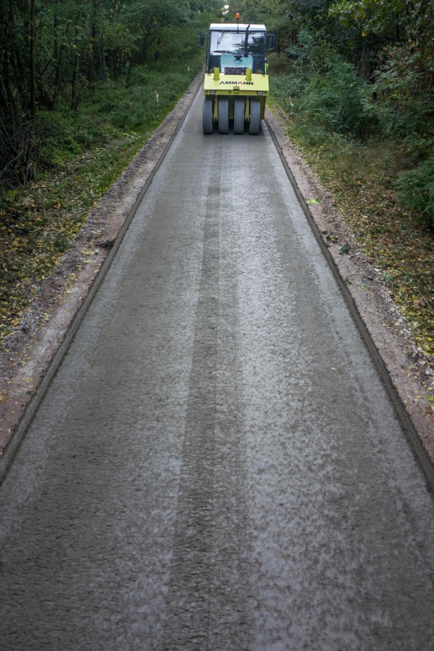 specjalną odmianą betonu cementowego