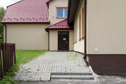 Szczepanowska; średnio 2 razy do roku odbywają się zebrania wiejskie. Przez większość czasu budynek jest nieużywany i niszczeje.