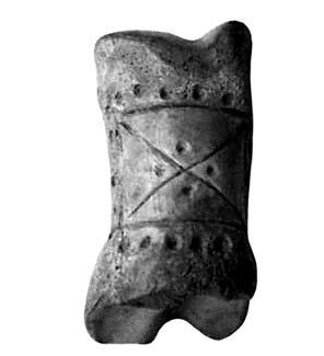 Elementy gier Ryc. 969. Kość palca o złożonym zdobieniu z Tallinna. Za: Russow 2012, s. 429, Abb. 8: 8 Fig. 969. Elaborately decorated phalanx from Tallinn, After: Russow 2012, s. 429, Abb. 8: 8 3.