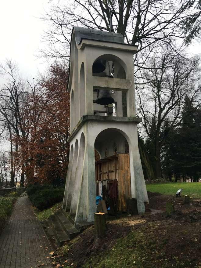 Dzwonnica jest podzielona na dwa poziomy, poziom przyziemia i poziom piętra gdzie zostały umieszczone dzwony. Poziomy oddzielone są od siebie stropem żelbetowym.