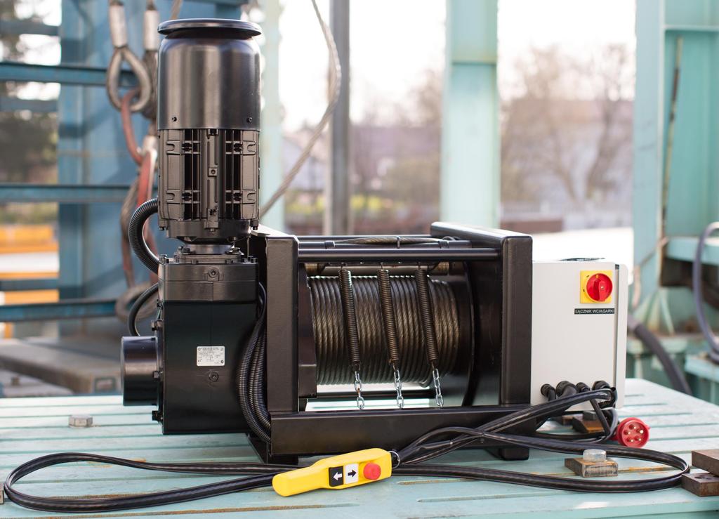 Przewód zsiljący l=m zkończony wtyczką dl mocy mx.15 kw. Mlowne frbą proszkową epoksydową w kolorze Rl 05. Stopień ochrony IP5. Hmulec zbudowny w silniku.