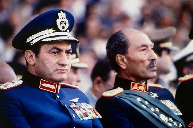 Prezydent Sadat tuż przed zamachem podczas parady wojskowej w Kairze (1981). Po lewej Hosni Mubarak, tydzień później wybrany nowym prezydentem.
