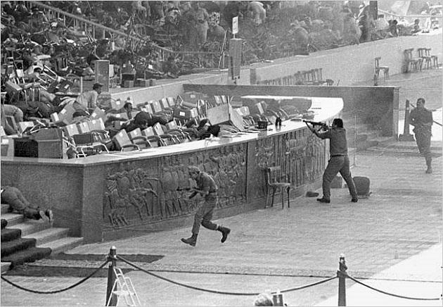oficjeli z trybuny, w tym samego prezydenta. Kair, 6.10.1981 Nie on był jednak zasadniczym celem.