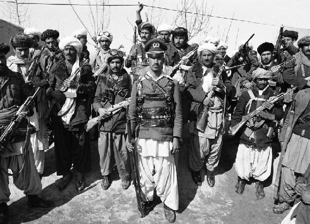 Oddział mudżahedinów, Afganistan 1980, z dowódcą, dezerterem z reżimowej armii Ślepy Szejk, dzięki pomocy CIA przyjechał w 1986 r. do USA, gdzie brał udział w islamskich konferencjach.