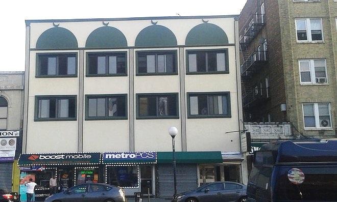 Europy i na Bliski Wschód. Meczet El Salam w Jersey City Gdy Sowieci zostali pokonani, Ar-Rahman nie zakończył swojej misji.