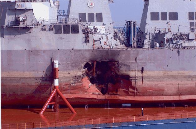U.S.S Cole po ataku w 2000r.