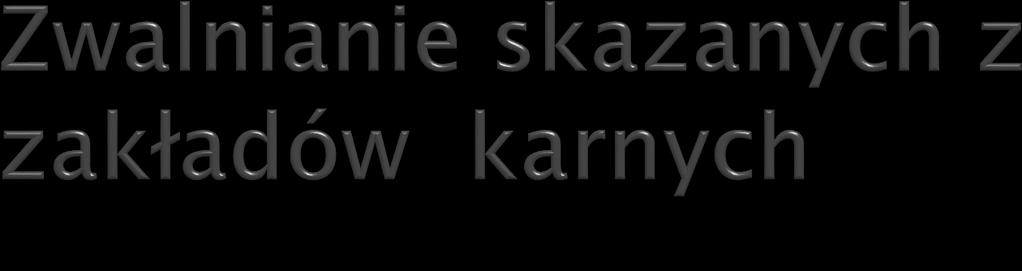 Przy zwolnieniu z zakładu karnego skazany: 1)informuje o miejscu stałego pobytu lub innym miejscu przebywania po zwolnieniu; 2)otrzymuje, za pokwitowaniem, znajdujące się w depozycie dokumenty,