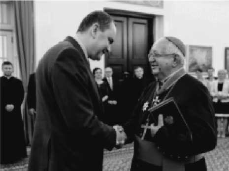 KRZYŻ KOMANDORSKI Z GWIAZDĄ ORDERU ODRODZENIA POLSKI Redemptorysta o. bp Czesław Stanula z Brazylii otrzymał Krzyż Komandorski z Gwiazdą Orderu Odrodzenia Polski.