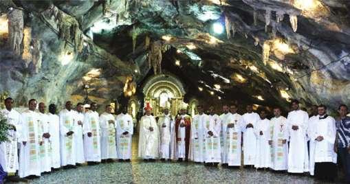 Najczęściej dwaj wyżej wymienieni. Natomiast ks. abp Francisco z Mozambiku przybył w przeddzień święta i uczestniczył w samym święcie, tak we Mszy świętej odpustowej, jak i w procesji.