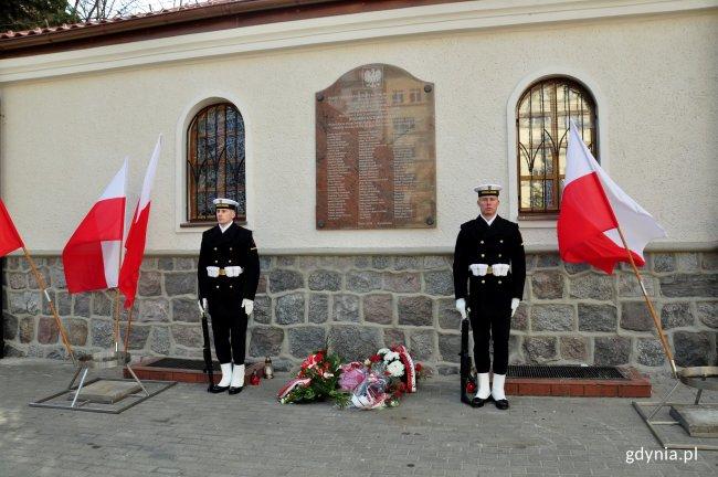 Gdynia upamiętniła ofiary katastrofy smoleńskiej Mija dziewięć lat od katastrofy lotniczej pod Smoleńskiem. W jej rocznicę, 10 kwietnia, Gdynia uczciła ofiary tego tragicznego wydarzenia.