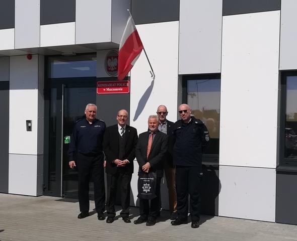Po budynku Komisariatu Policji w Mszczonowie, który został otwarty w ubiegłym roku, delegację oprowadzili Komendant Powiatowy Policji w Żyrardowie - insp.
