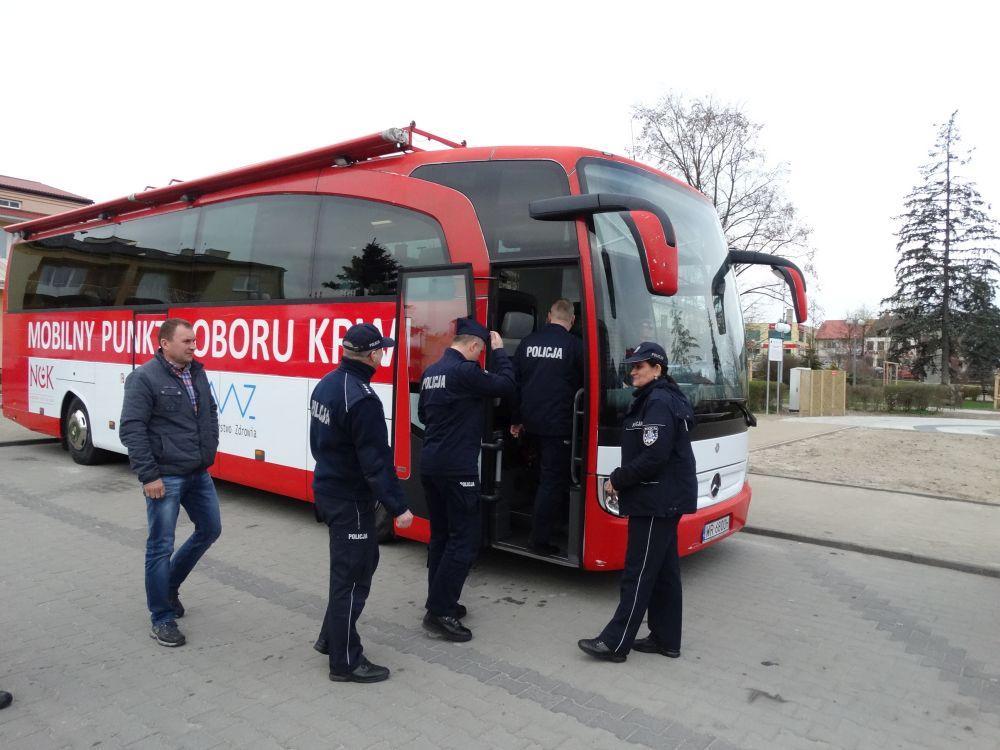 STRONA 7 Trwa akcja 100 litrów krwi na 100-lecie Policji Ponad 8,5 litra krwi - to wynik zbiórki przeprowadzonej z okazji 100. rocznicy powstania Policji Państwowej.