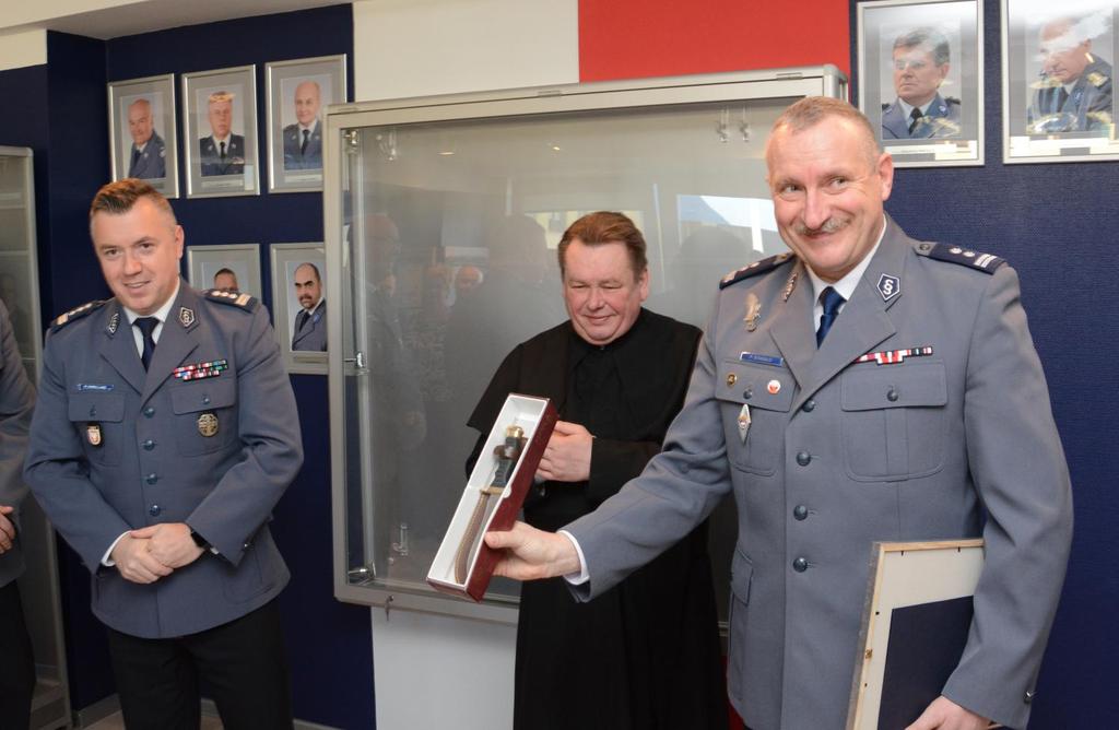 STRONA 8 Offroadowiec odszedł na emeryturę Mł. insp. Piotr Stasiło, naczelnik Wydziału Ochrony Informacji Niejawnych KWP zs. w Radomiu odszedł na zasłużoną emeryturę.