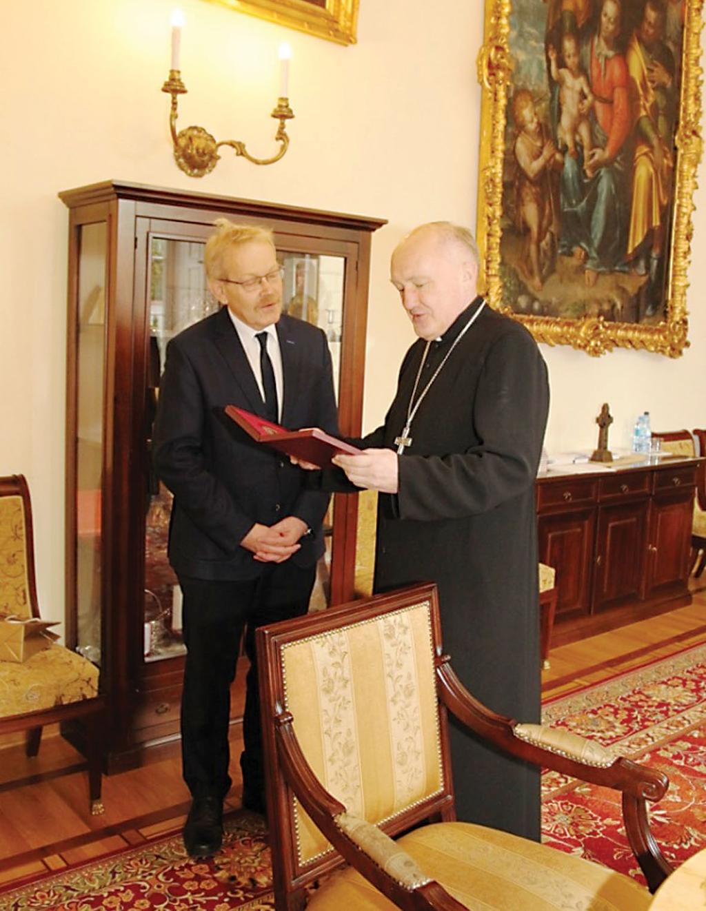 Kardynał dr Kazimierz Nycz otrzymuje z rąk Dyrektora prof.