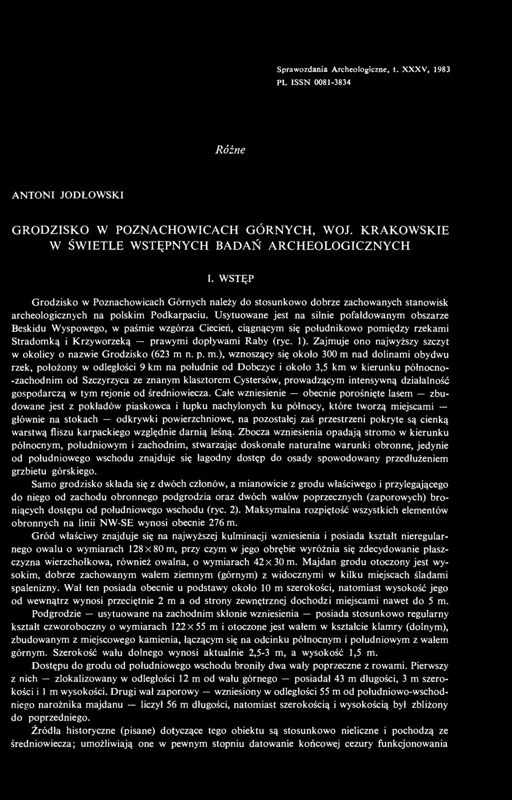Usytuowane jest na silnie pofałdowanym obszarze Beskidu Wyspowego, w paśmie wzgórza Ciecień, ciągnącym się południkowo pomiędzy rzekami Stradomką i Krzyworzeką prawymi dopływami Raby (ryc. 1).