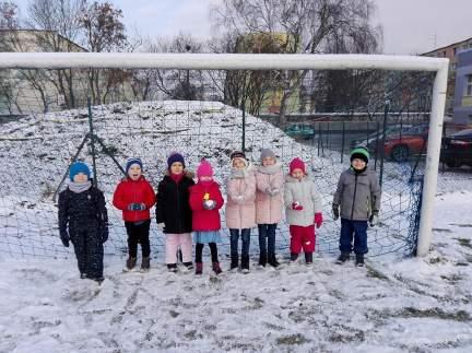 Bardzo chętnie bawię się O przygodach ciągle śnię. Z babcią, dziadkiem spędzam czas: Babciu, Dziadku kocham Was! W poniedziałek po spacerze każdy z nas udaje zwierzę.