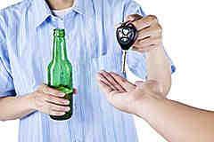 Jak skutecznie powstrzymać kogoś przed jazdą po alkoholu? Obojętność i brak reakcji to forma przyzwolenia na kierowanie samochodem w stanie nietrzeźwości.