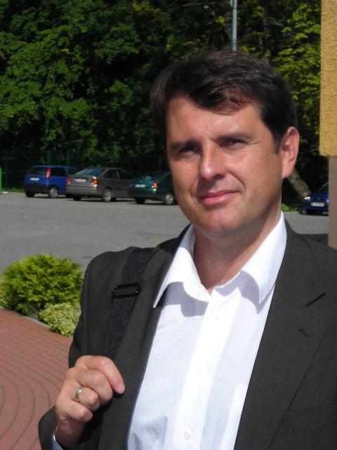 Dr hab. Jan Fazlagić profesor nadzwyczajny Uniwersytetu Ekonomicznego w Poznaniu.