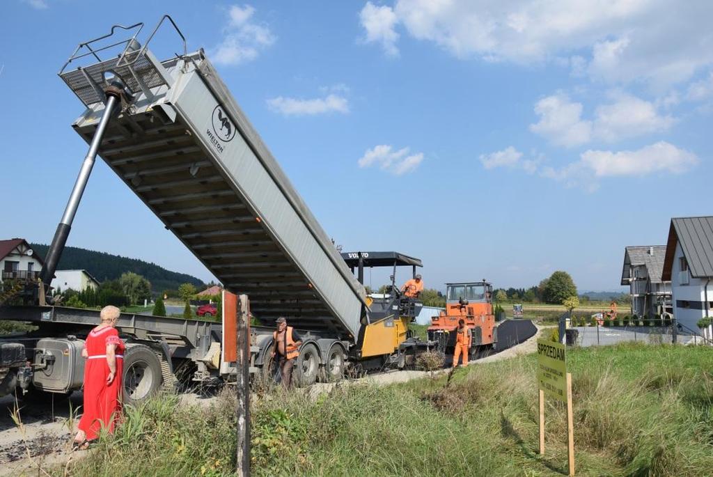 Budowa ulicy Lipskiej w Starym Sączu. W roku 2018 wydatkowano na utrzymanie zimowe dróg gminnych kwotę w wysokości 625 903,80 zł. Łączna długość odśnieżanych dróg 207,50 km. 7.6 Oświetlenie ulic.