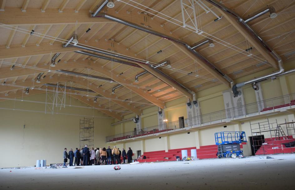 kształcenia podstawowego zarówno w infrastrukturze sportowej, dydaktycznej i budowlanej ( sale gimnastyczne w Gaboniu i Moszczenicy Niżnej, hala sportowa przy SP nr 1 w Starym Sączu, głęboka