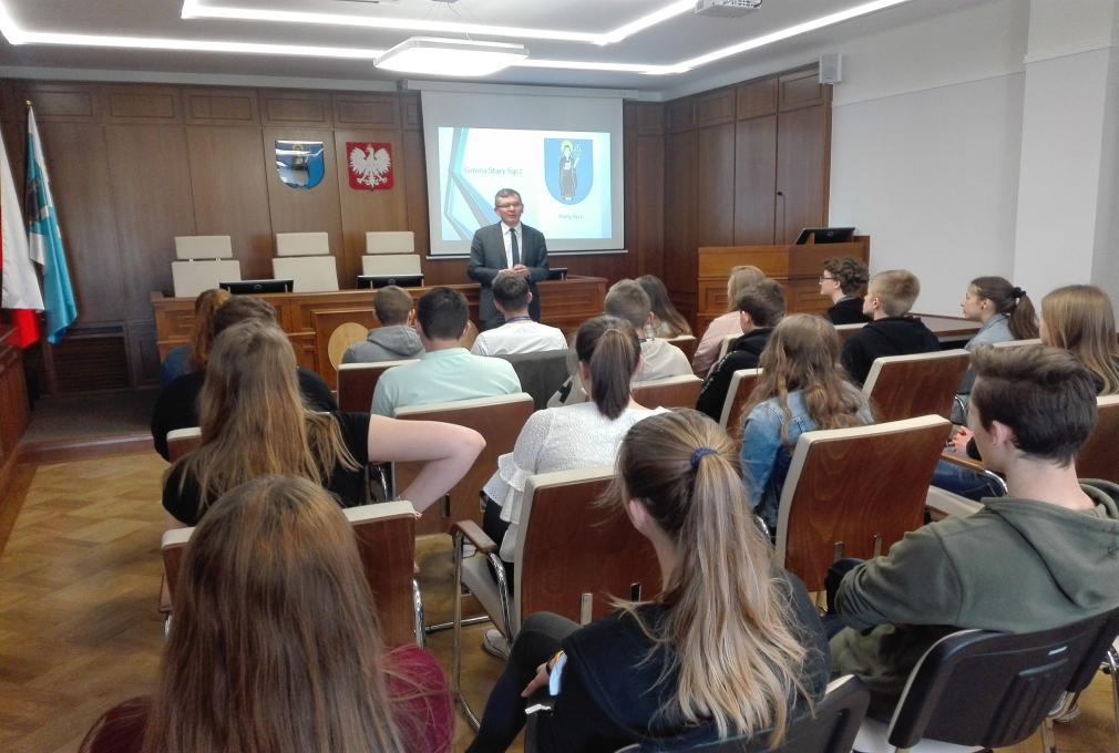 Gmin Powiatu Nowosądeckiego. Burmistrz prowadzi również lekcje samorządowe dla gimnazjalistów w UM w Starym Sączu.