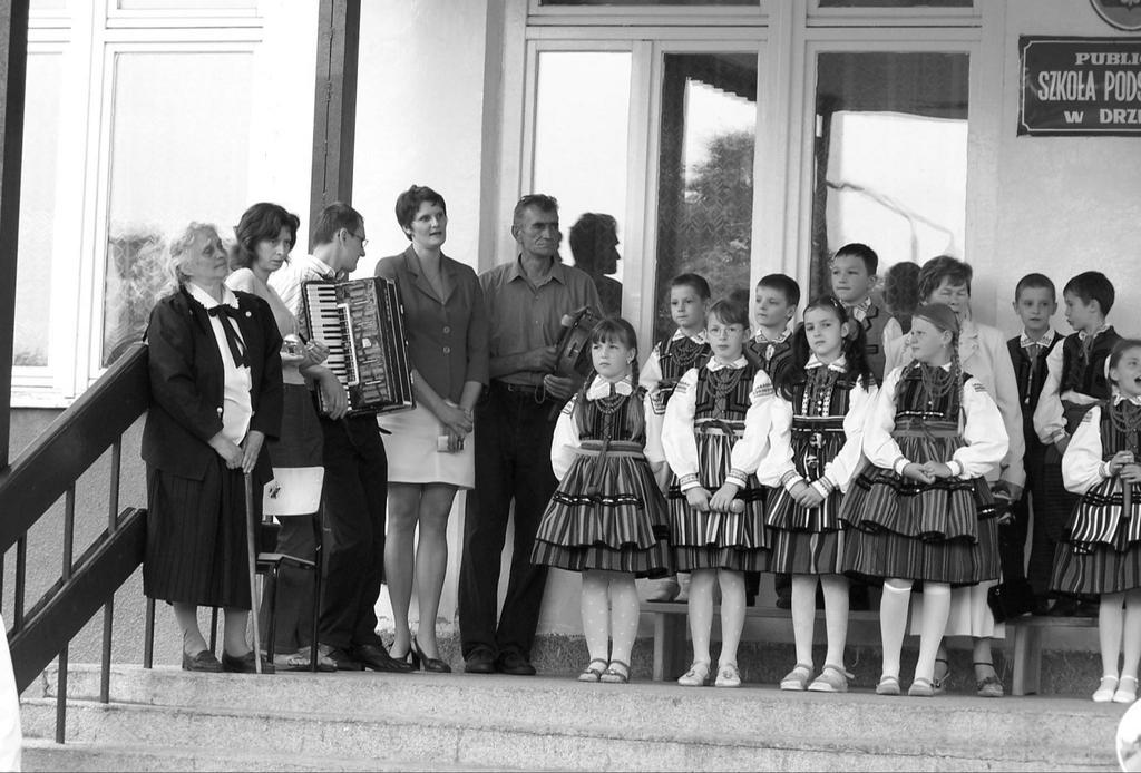 W i e s c i z n a d D r z e w i c z k i 2/58/2006 str. 11 Ze wzruszeniem wysłuchano piosenki Serc wyznanie autorstwa p. Krystyny Staszewskiej.