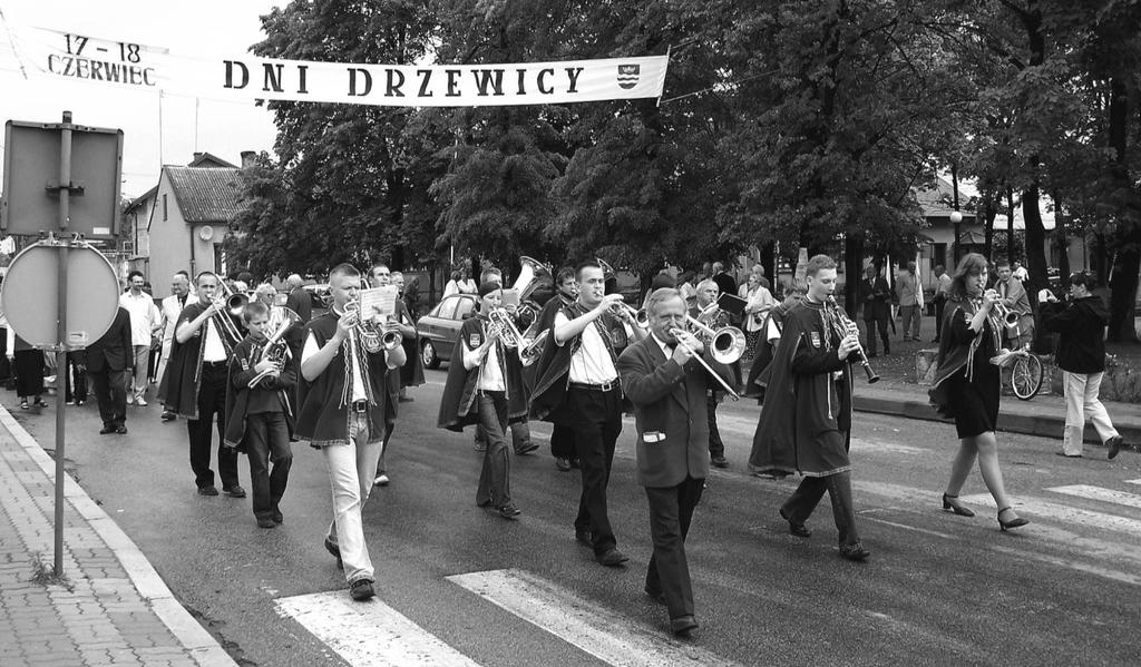 Wiązankę pod pomnikiem od Gości i Towarzystwa składają: p. Tadeusz Łęgosz w towarzystwie p.