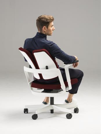 Shape of the backrest Kształt oparcia The shape of the backrest features curves which support the back in key areas, thereby