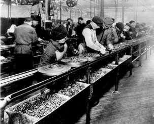 Po I wojnie światowej Henry Ford wprowadził przemysł motoryzacyjny w produkcję masową".