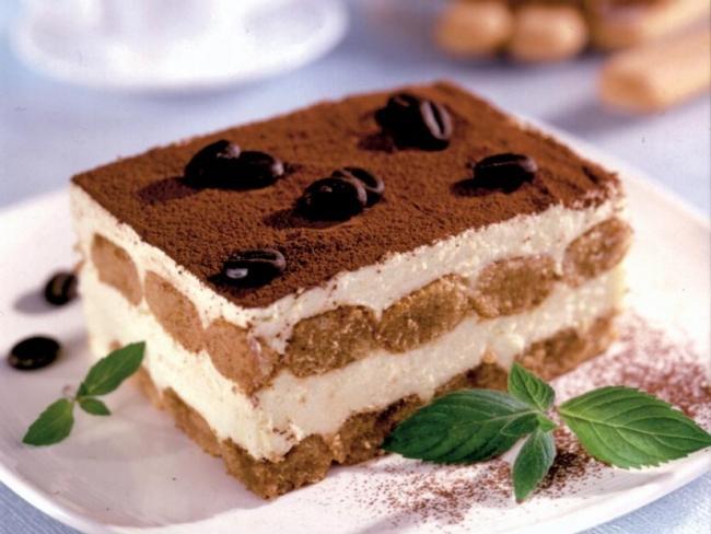 2.Tiramisu z Irish Cream Składniki: 350 ml kawy espresso (9 łyżeczek kawy espresso instant zaparzonej w 350 ml wrzącej wody), wystudzonej* 250 ml Baileys 400 g biszkoptów Savoiardi/ladyfingers