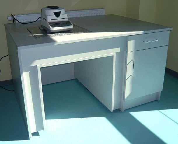Osłony bazy wagowej wykonane z płyty laminowanej. Wymiary płyty wagowej (długość i głębokość) są tożsame z wymiarem stołu.