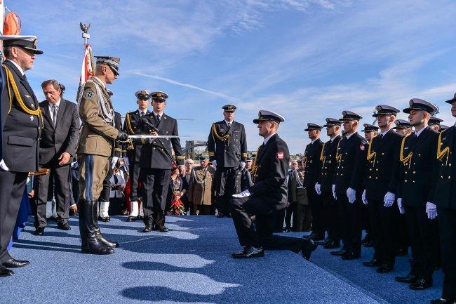 40 nowych oficerów z Gdyni W Gdyni, na ORP Błyskawica Marynarka Wojenna zyskała oficjalnie aż 40 nowych oficerów!