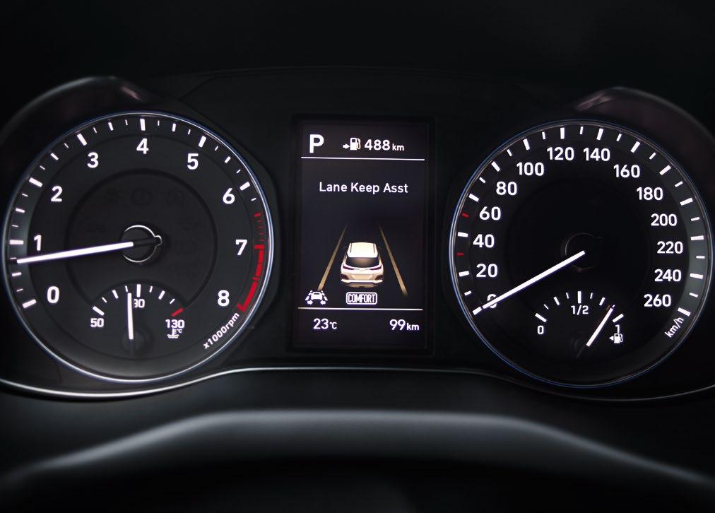 Technologia KONA Nowy SUV Hyundai zagwarantuje Ci bezproblemową łączność i najnowsze rozwiązania technologiczne takie jak: head-up display, bezprzewodowe ładowanie smartfona oraz wysoko umiejscowiony