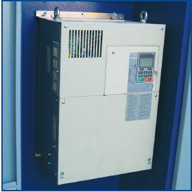 Przetwornica częstotliwości jest zabezpieczona przed wpływem energii cieplnej wydzielanej przez moduł sprężający przez obudowanie jej efektywnie chłodzoną szafą rozdzielczą.