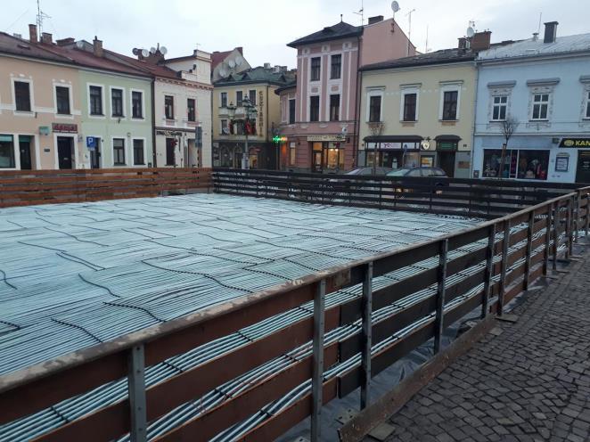 Lodowisko o wymiarach ok.15m x 20m zlokalizowano obok fontanny.