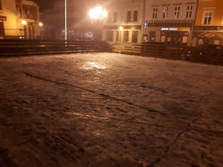 godzinach nocnych