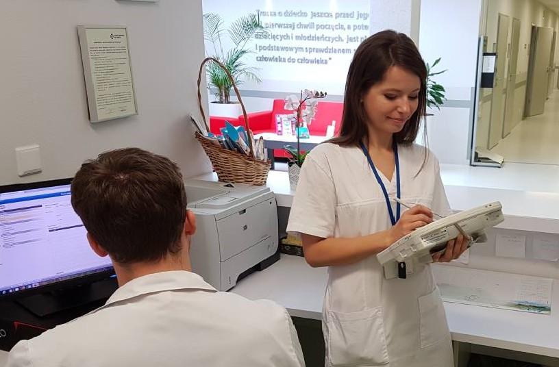 PRACA W SYSTEMIE EDM III Etap Rezygnacja z papierowej karty zleceń w małych oddziałach Prowadzenie pomocniczo papierowej Karty zleceń lekarskich bez