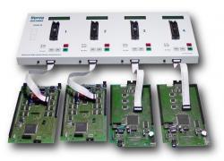 Programowanie w systemie (ang. in-circuit programming, ICP). Programator jest wyposaony w cztery niezalene zcza (14 pinów) pozwalajce na bezporednie programowanie ukadów w systemie (ang.