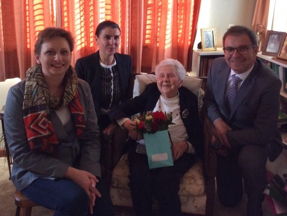 Nowej Zelandii. Ambasador Zbigniew Gniatkowski i konsul Agnieszka Kacperska spoykali się z Panią Madeline Anderson i złożyli gratulacje z powodu tak specjalnj okazji.