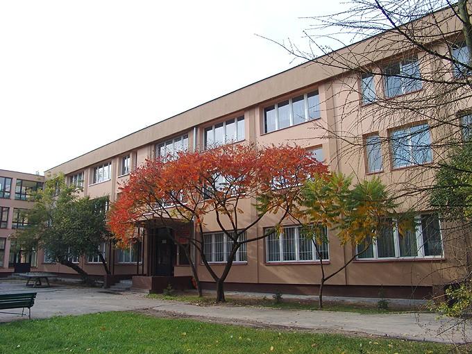 Młodzieżowy Ośrodek Socjoterapii nr 6 jest placówką specjalizującą się w pracy z młodzieżą zagrożoną niedostosowaniem społecznym, w normie intelektualnej.