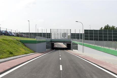 Zakres robót obejmował: budowę przejazdu pod DK-1 (tunel), budowę urządzeń poprawiających bezpieczeństwo ruchu drogowego (chodniki, ścieżki rowerowe, przystanki autobusowe), budowę nowego fragmentu