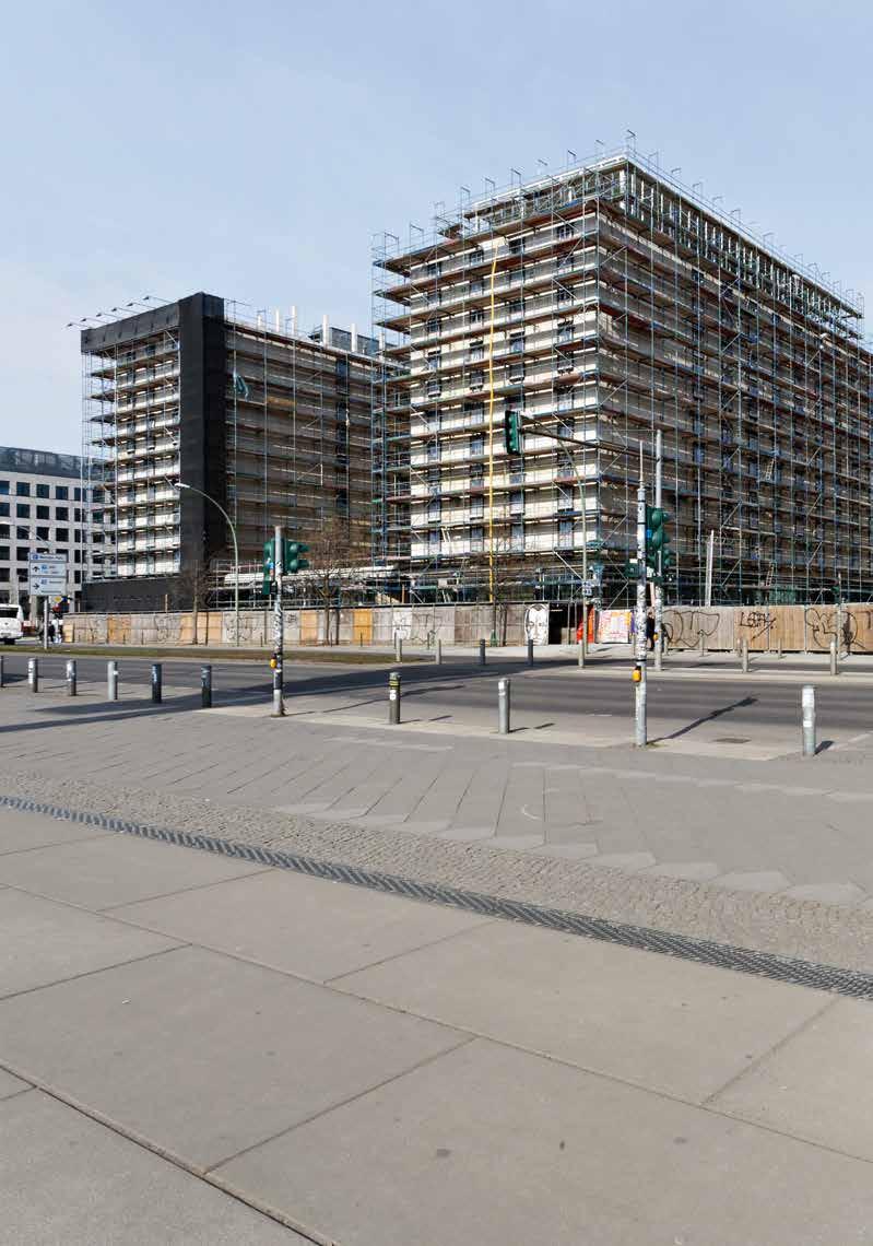 Referencje // Hotel Indigo Boutique, Berlin Połączenie historii z zaawansowaną technologią East Side Gallery Berlin w tym miejscu wokół hali Mercedes-Benz Arena powstaje kompleks budynków, którego
