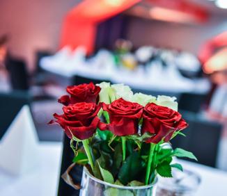 SILVER ELEMENTY PAKIETU Komfortowe fotele usytuowane na trybunie wschodniej, sektory C Catering w restauracjach usytuowanych w Galerii/Centrum Konferencyjnym Dedykowane