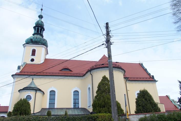 przez park w założeniu pałacowo - parkowym w Rozkochowie 2. W tej części przedstawiono kilka najbardziej charakterystycznych i najcenniejszych obiektów znajdujących się w gminie Walce. I.