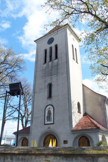 Ściany nawy artykułowane są pilastrami zwieńczonymi odcinkami gzymsu. Chór muzyczny z tralkową balustradą o łamanej linii falistej, od wsch. wsparty jest na dwóch czworobocznych słupach, od zach.