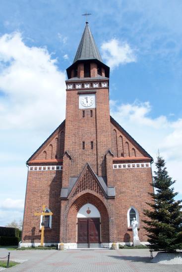 kondygnacji umieszczone zostały trzy analogiczne otwory okienne, nad którymi znajduje się tarcza zegarowa. Na bocznych ścianach w górnej kondygnacji wieży znajdują się po dwa otwory okienne.