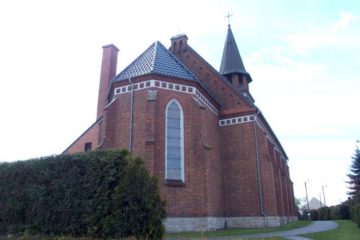 części kościoła znajduje się empora organowa z balustradą o linii wypukłej. We wnętrzu zachowały się barokowe obrazy i krucyfiks.